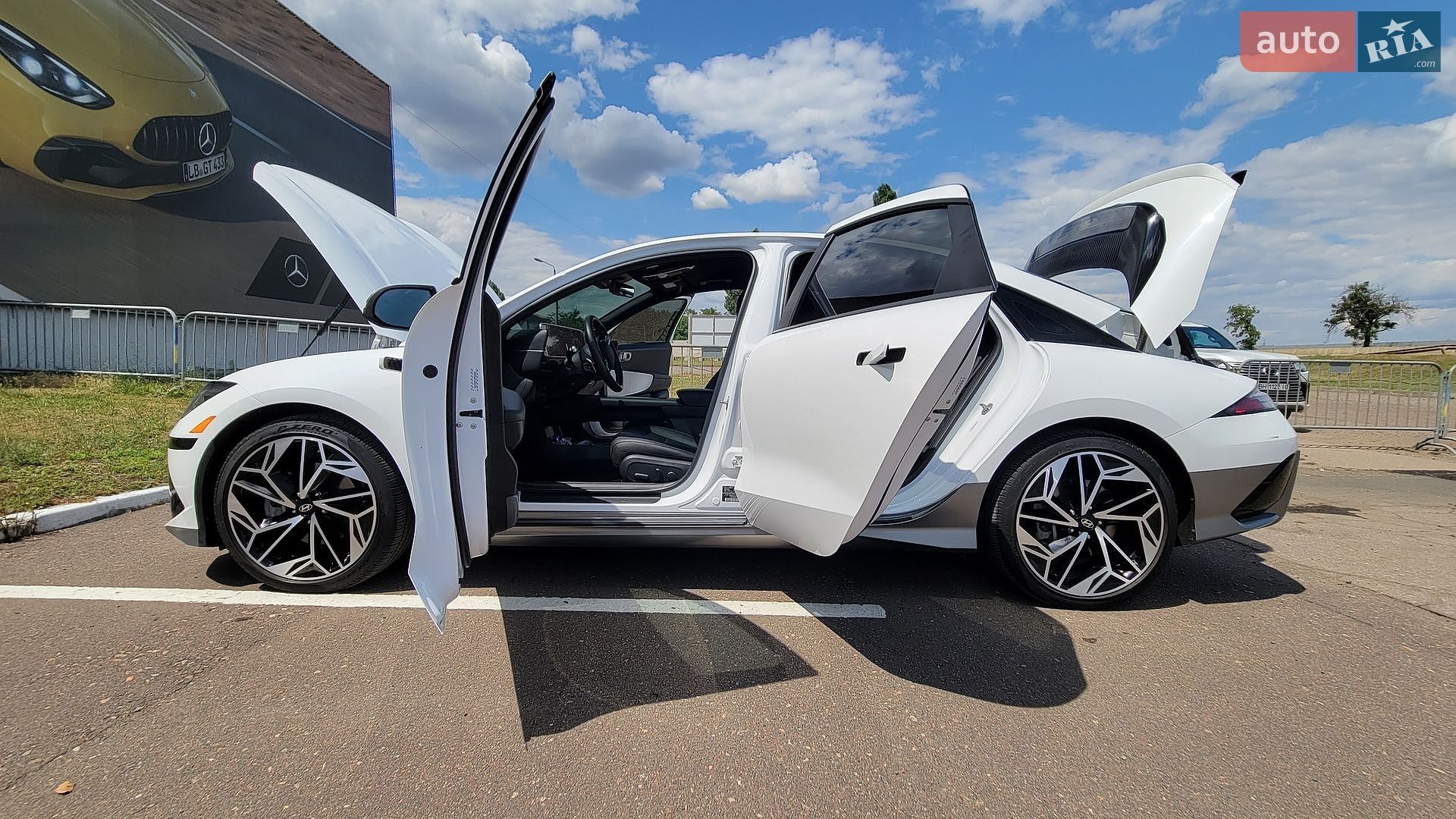 Hyundai Ioniq 6 2023 VIN KMHM34AA1PA034729 фото оголошення 3 з 36