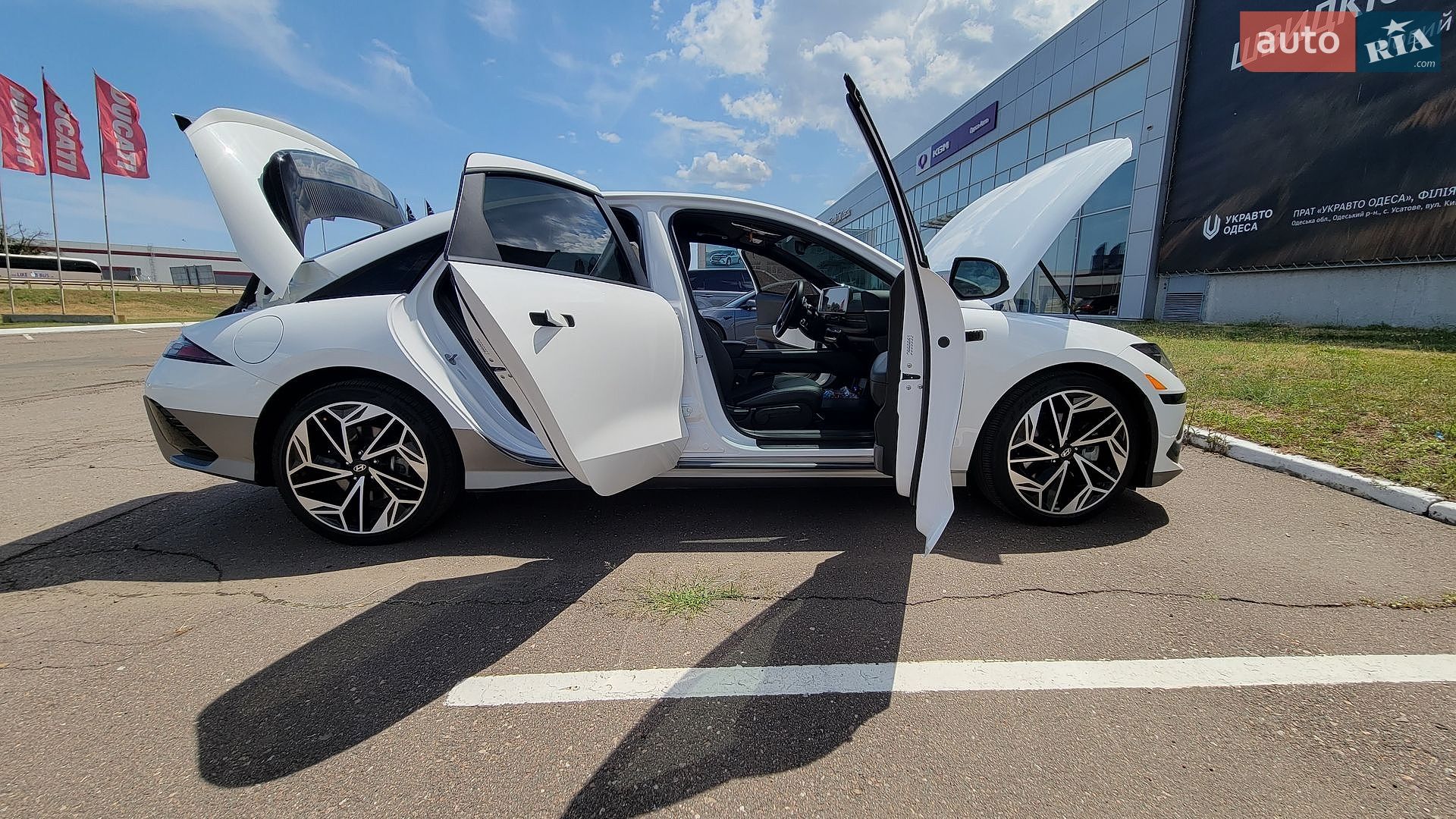 Hyundai Ioniq 6 2023 VIN KMHM34AA1PA034729 фото оголошення 6 з 36