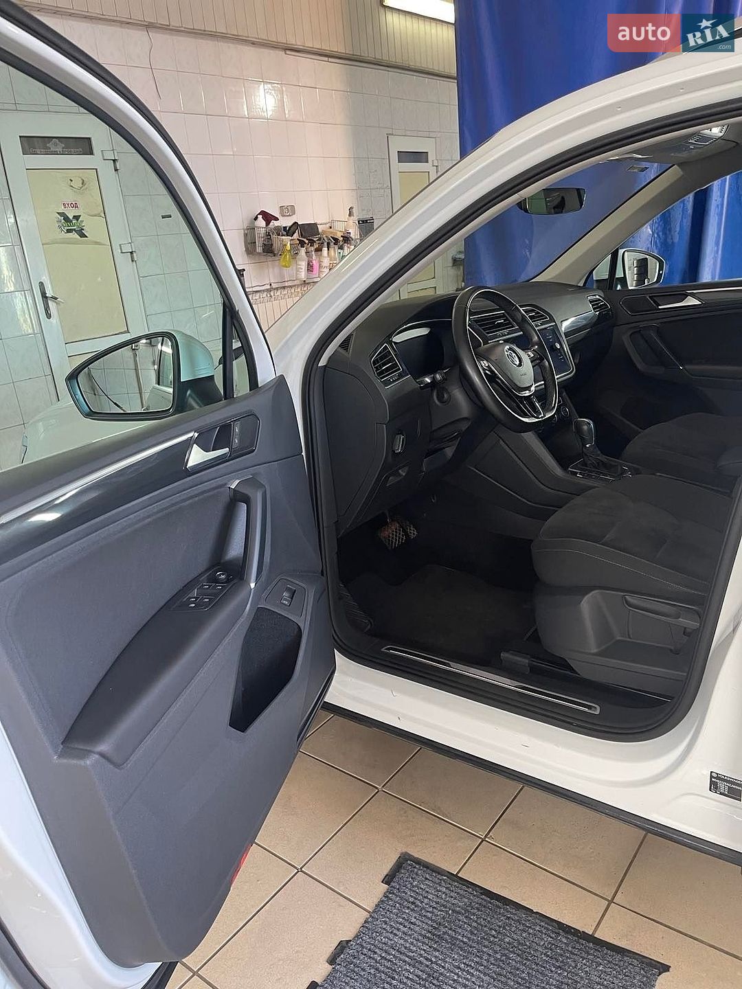 Volkswagen Tiguan 2018 VIN WVGZZZ5NZJW905103 фото оголошення 2 з 8