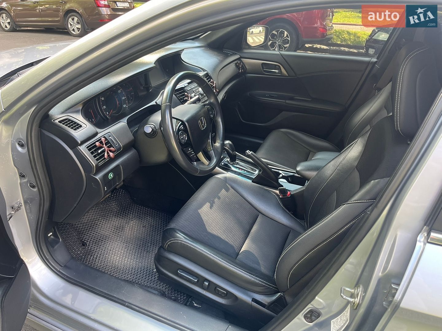 Honda Accord 2017 VIN 1HGCR2F51HA134590 фото оголошення 8 з 25