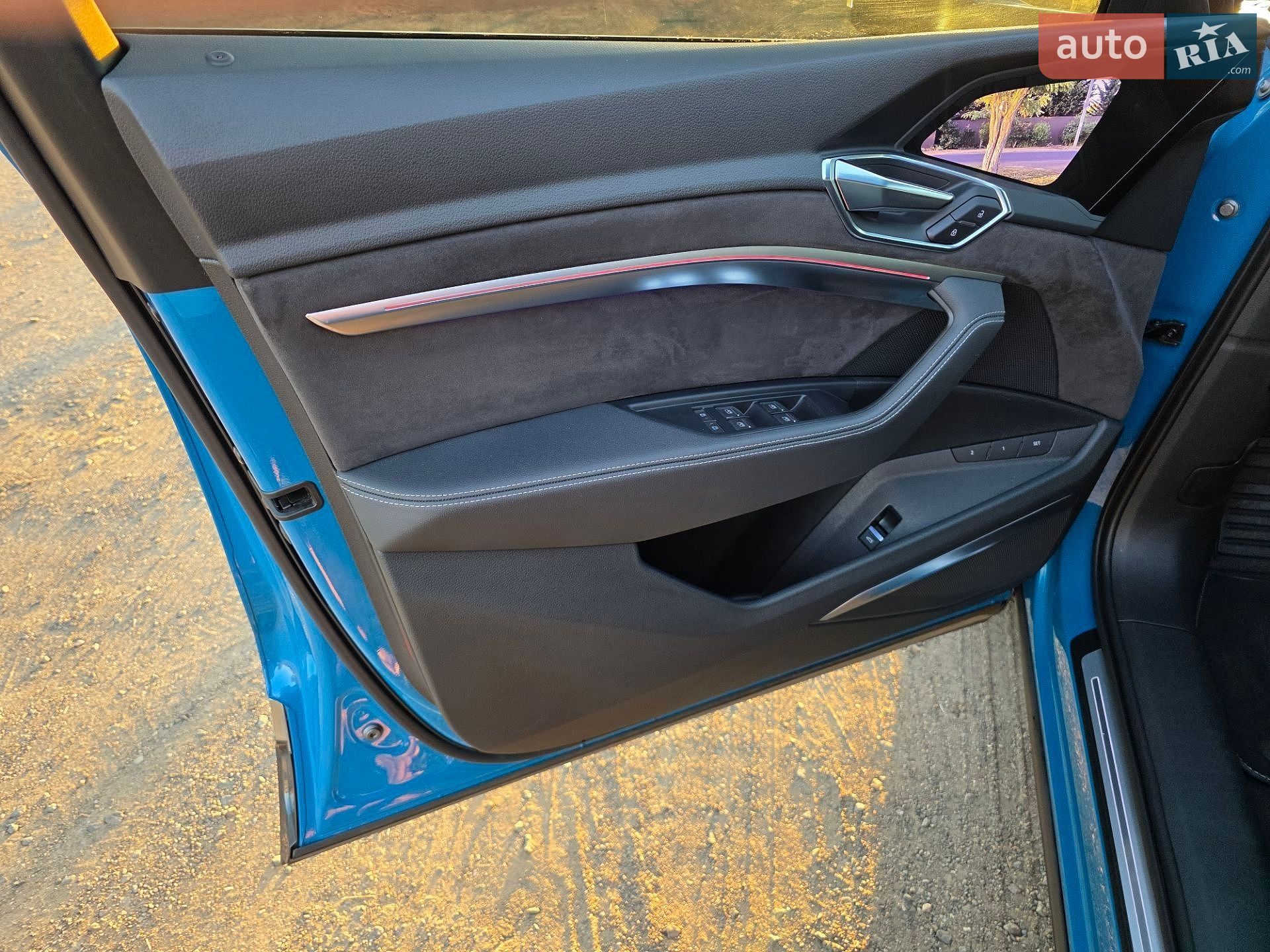 Audi e-tron 2019 VIN WAUZZZGE2KB004364 фото оголошення 15 з 48