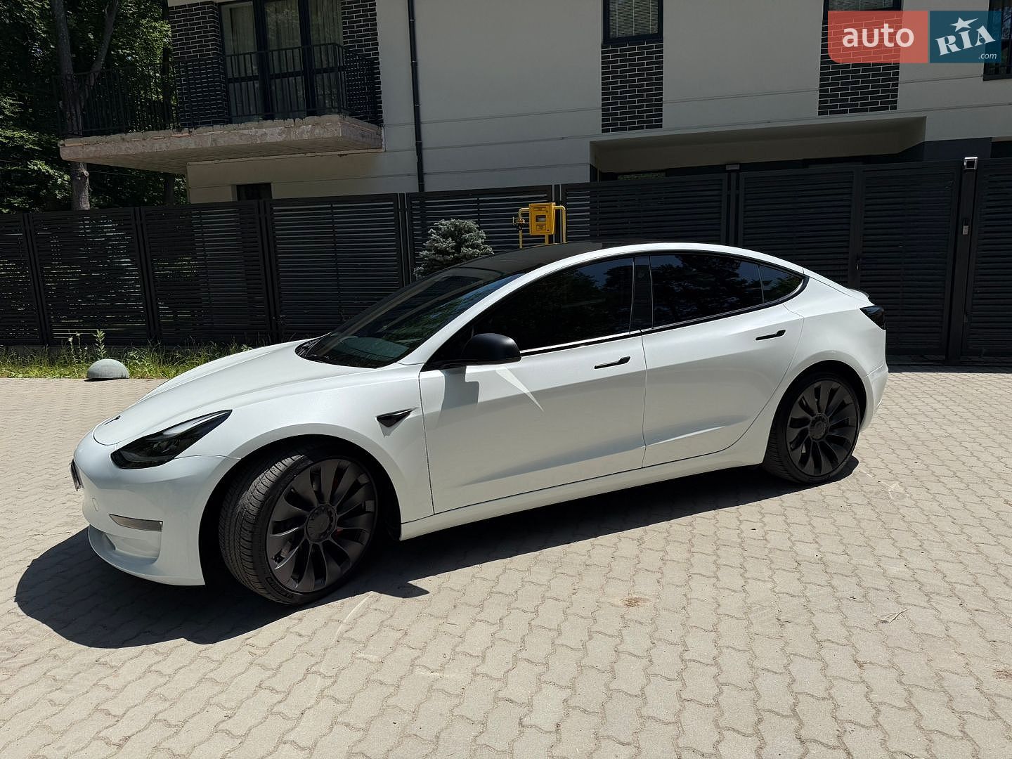 Tesla Model 3 2023 VIN 5YJ3E1EC6PF619804 фото оголошення 4 з 13