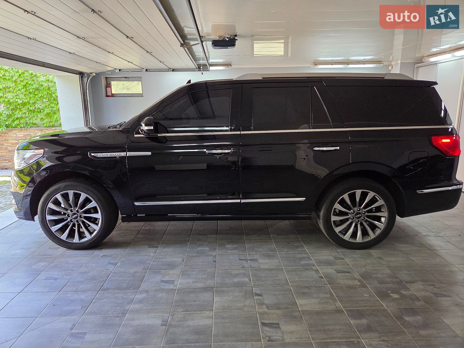 Lincoln Navigator 2019 VIN 5LMJJ2HT3KEL14607 фото оголошення 3 з 110