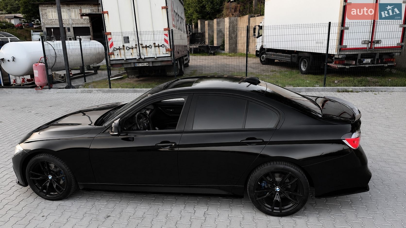 BMW 3 Series 2016 VIN WBA8A9C57GK619430 фото оголошення 2 з 16