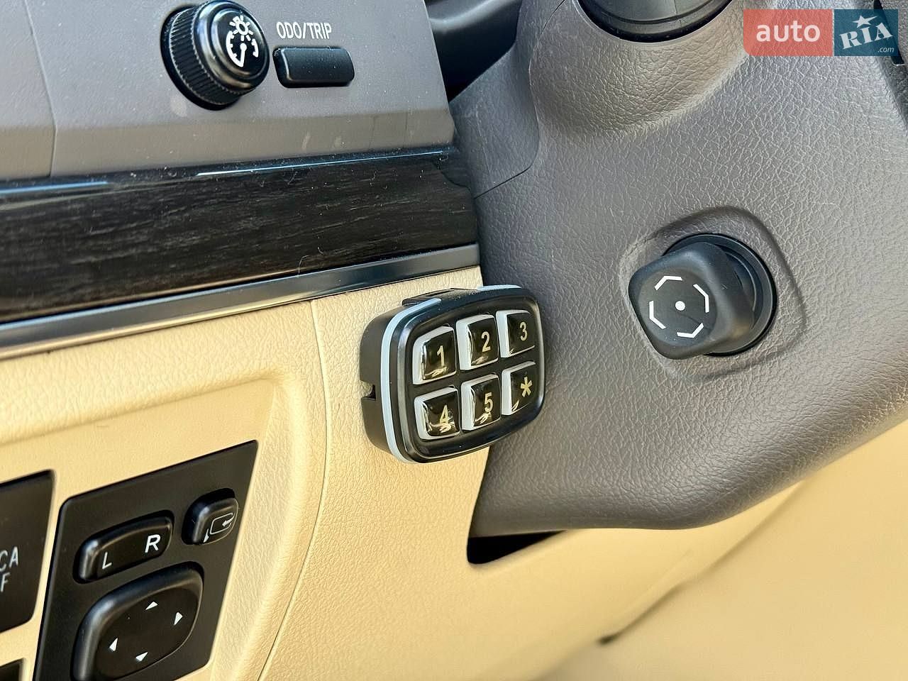 Toyota Land Cruiser 2017 VIN JTMCV02J204223850 фото оголошення 8 з 28