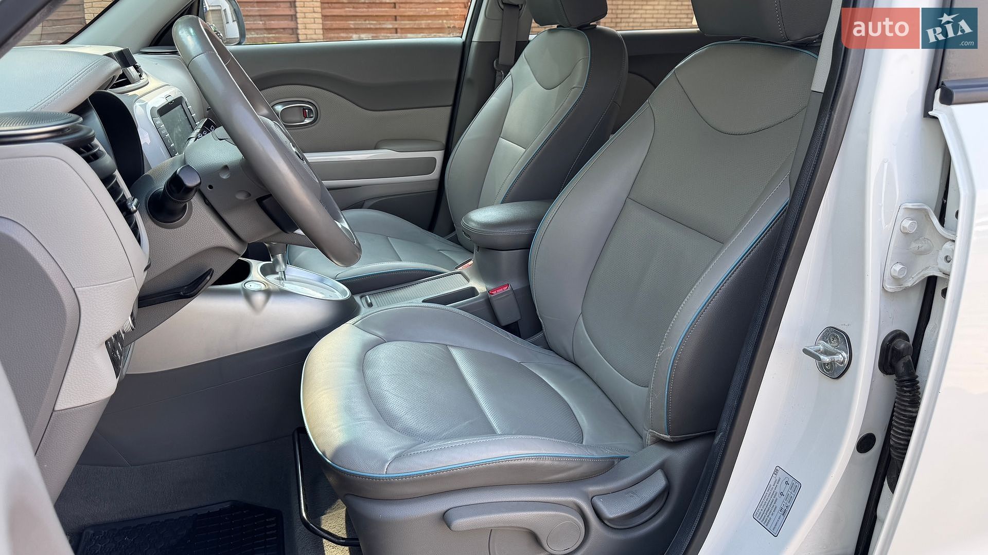 Kia Soul 2018 VIN KNAJX81EFJ7032836 фото оголошення 28 з 57