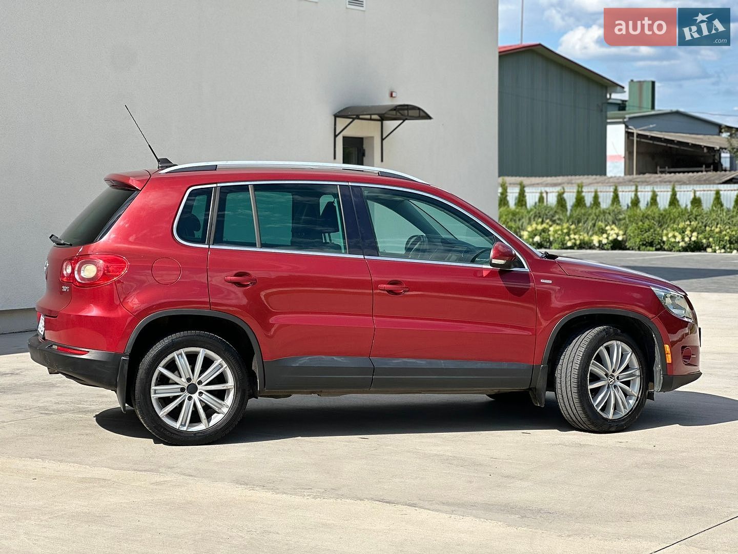 Volkswagen Tiguan 2010 VIN WVGAV9AX3AW003197 фото оголошення 2 з 36