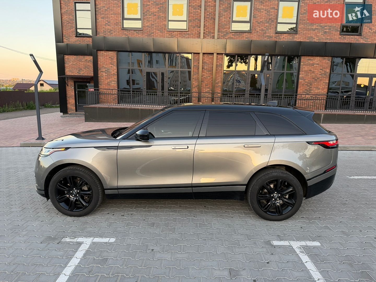 Land Rover Range Rover Velar 2019 VIN SALYB2EX8KA220829 фото оголошення 4 з 13