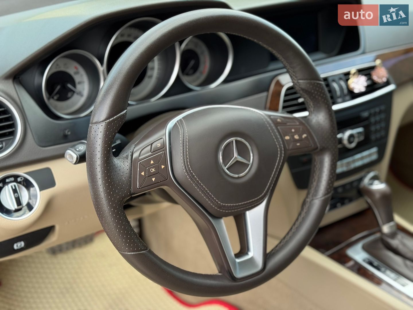 Mercedes-Benz C-Class 2013 VIN WDDGJ4HB4EG210940 фото оголошення 35 з 52