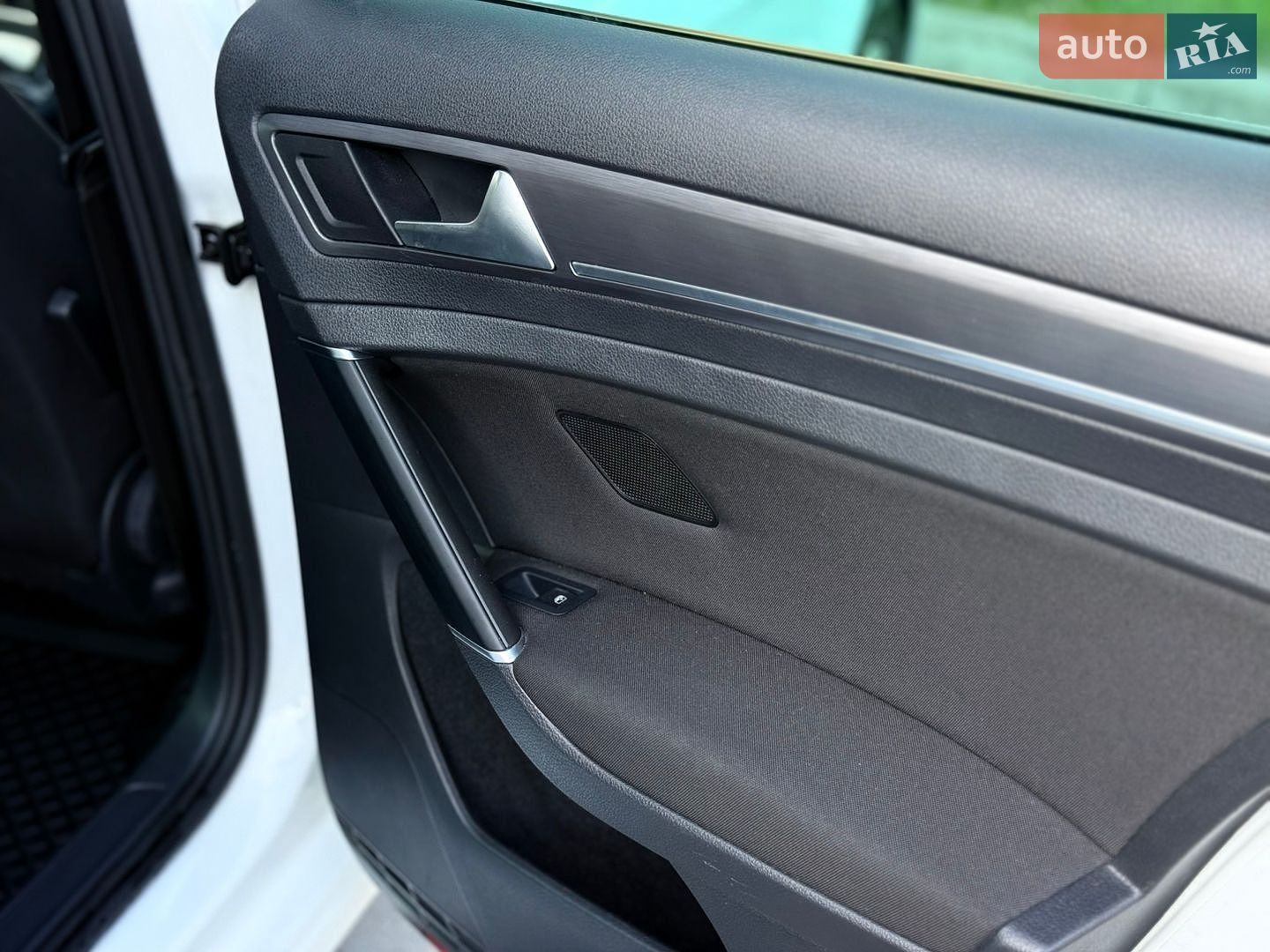 Volkswagen e-Golf 2018 VIN WVWZZZAUZJ8910428 фото оголошення 29 з 70