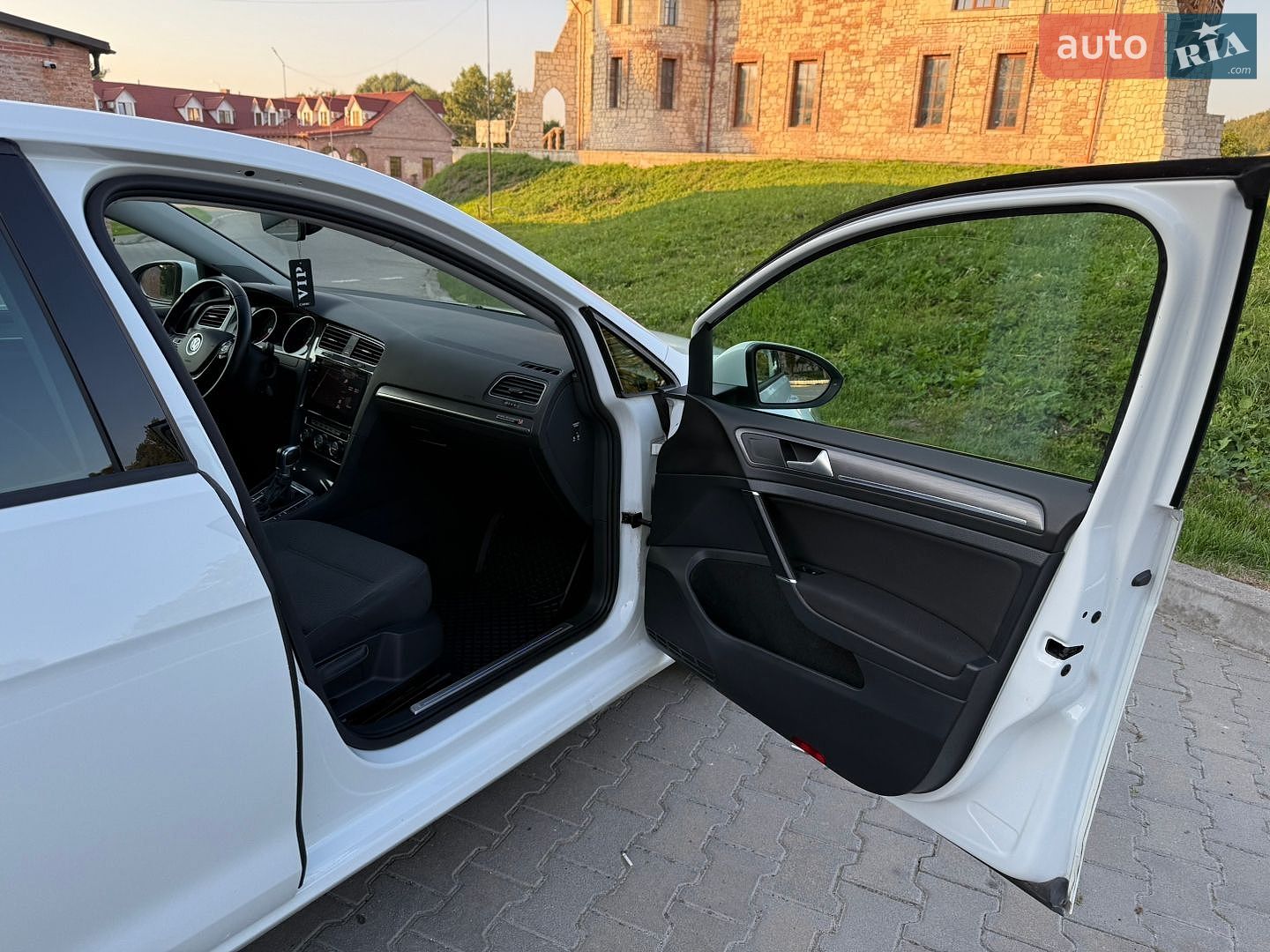 Volkswagen e-Golf 2018 VIN WVWZZZAUZJ8910428 фото оголошення 34 з 70