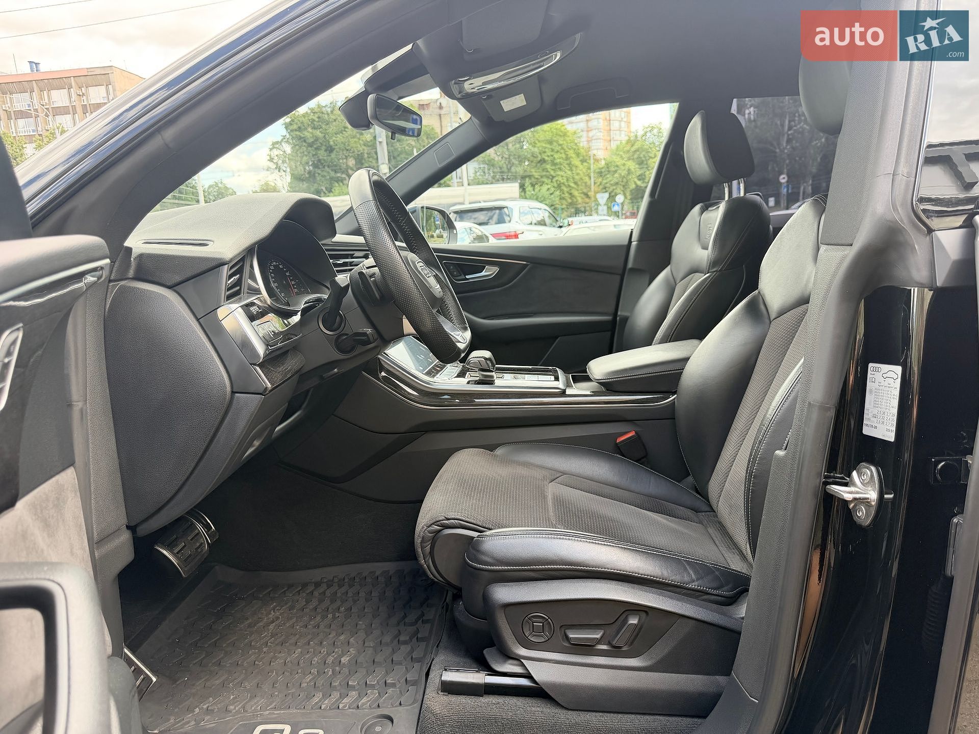 Audi Q8 2018 VIN WAUZZZF10KD010635 фото оголошення 17 з 31