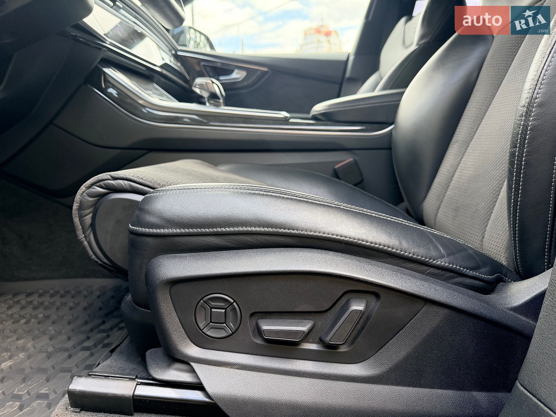 Audi Q8 2018 VIN WAUZZZF10KD010635 фото оголошення 18 з 31