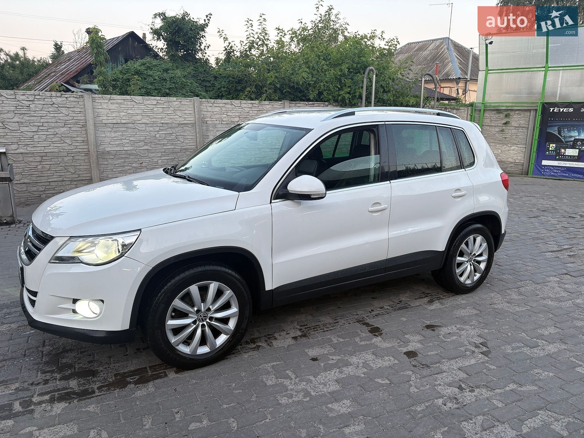 Volkswagen Tiguan 2010 VIN WVGBV7AX6BW509052 фото оголошення 2 з 12