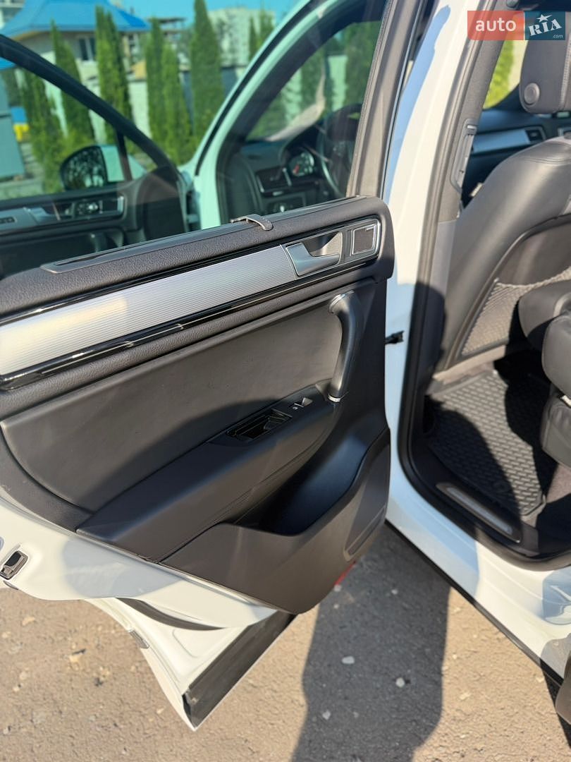 Volkswagen Touareg 2015 VIN WVGZZZ7PZGD002365 фото оголошення 17 з 25