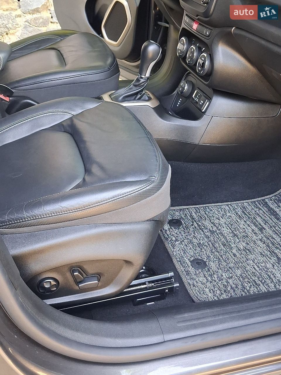 Jeep Renegade 2017 VIN 1C4BU0000HPF97021 фото оголошення 11 з 36