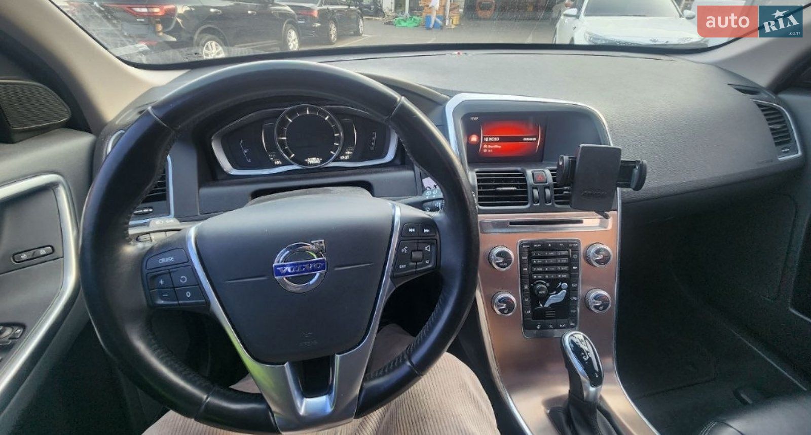 Volvo XC60 2017 VIN YV1DZARBDH2131184 фото оголошення 8 з 12