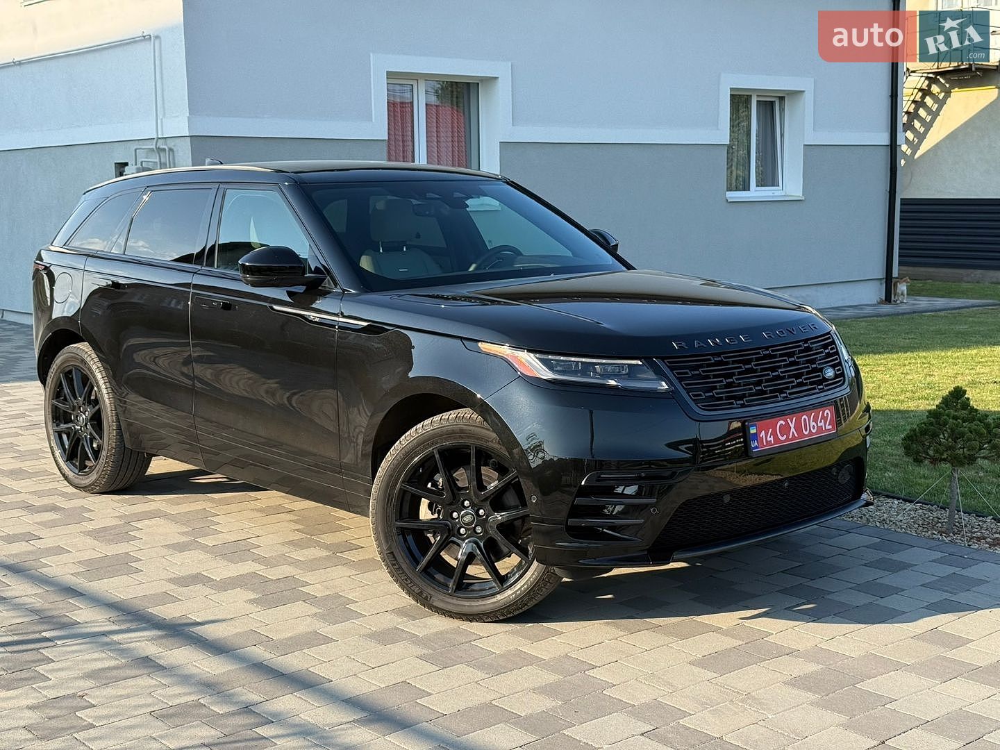 Land Rover Range Rover Velar 2025 VIN SALYL2EXXTA818032 фото оголошення 2 з 82