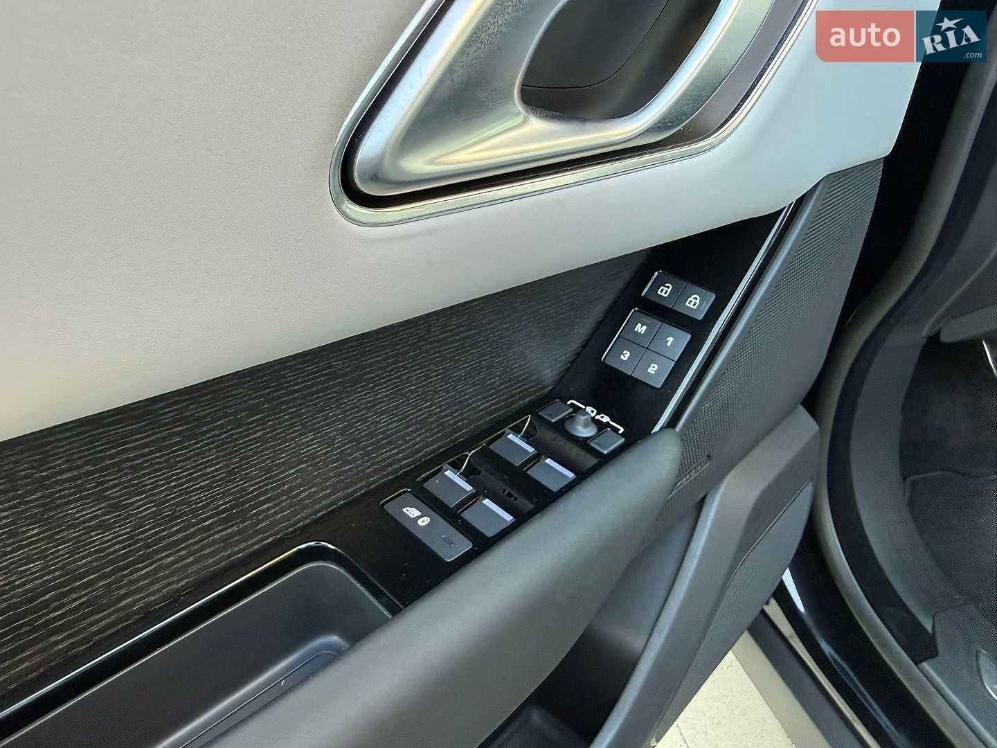 Land Rover Range Rover Velar 2025 VIN SALYL2EXXTA818032 фото оголошення 48 з 82