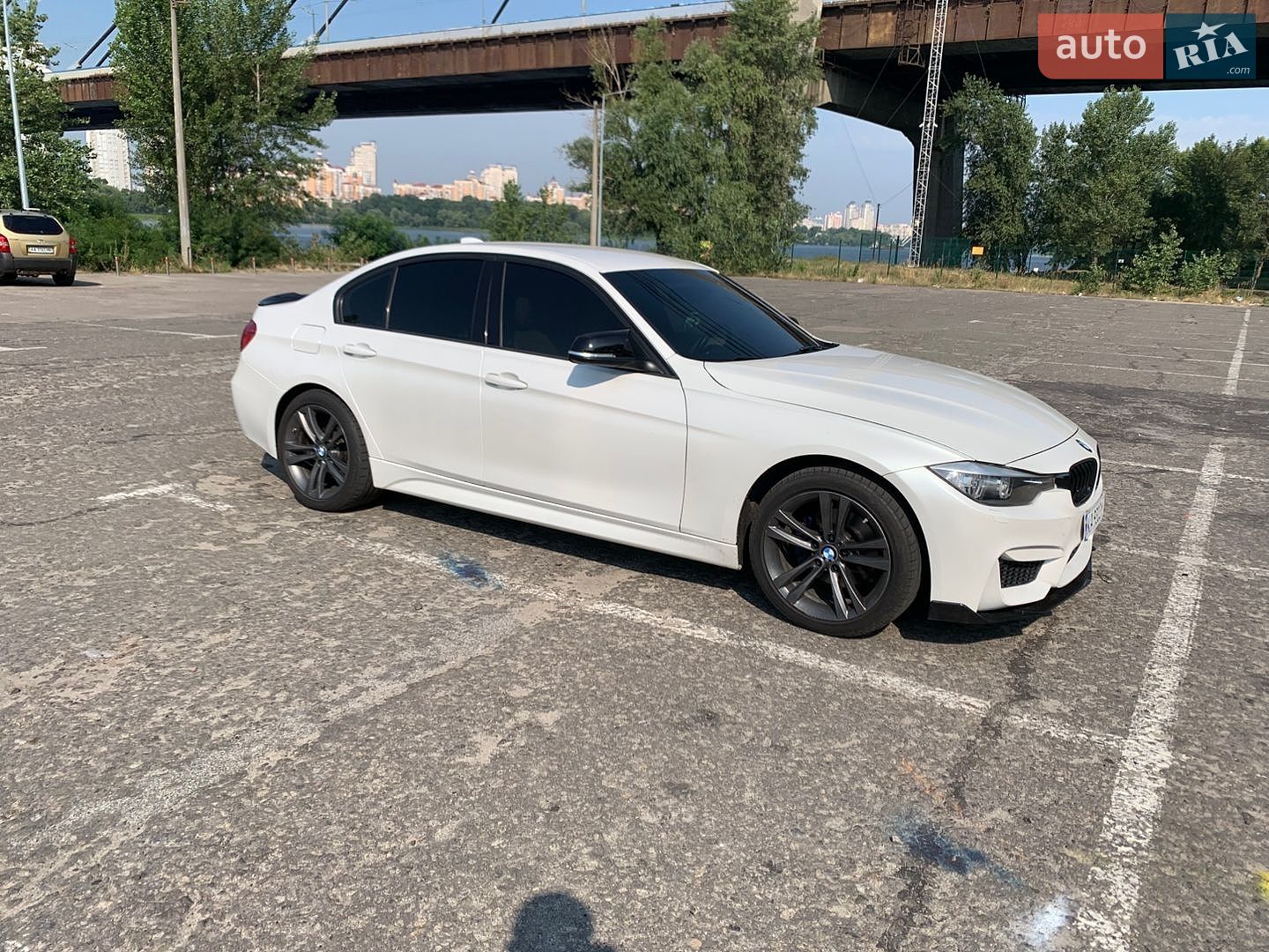 BMW 3 Series 2015 VIN WBA8E9G54GNT82490 фото оголошення 2 з 23