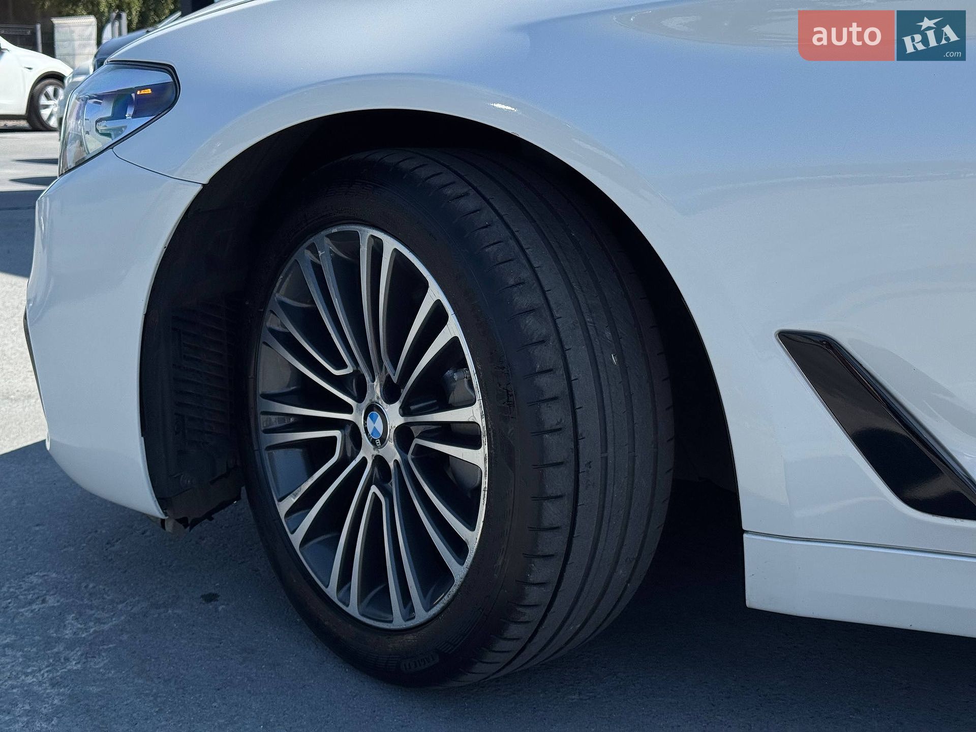 BMW 5 Series 2018 VIN WBAJA5C54JWA39386 фото оголошення 6 з 78