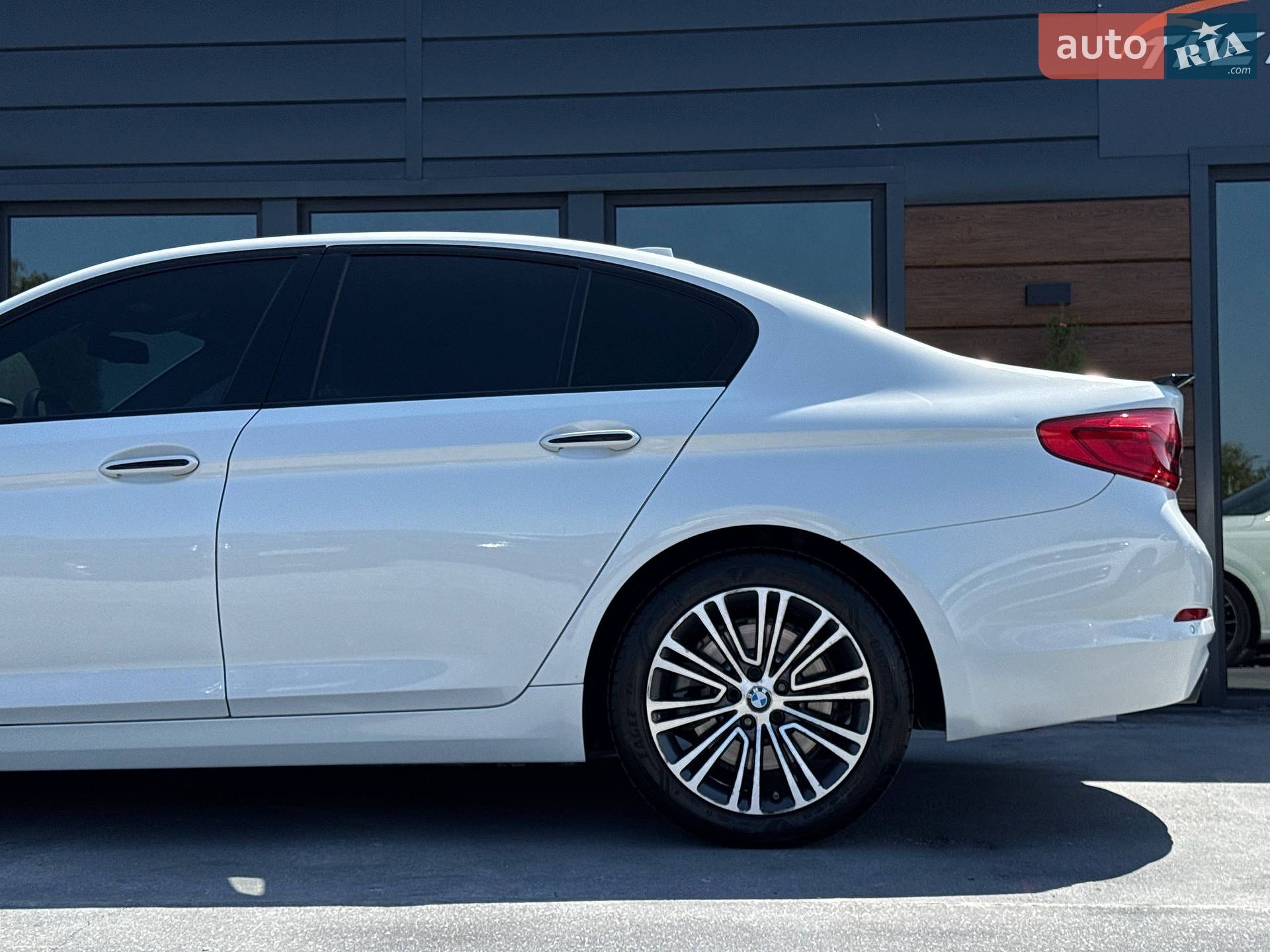 BMW 5 Series 2018 VIN WBAJA5C54JWA39386 фото оголошення 16 з 78