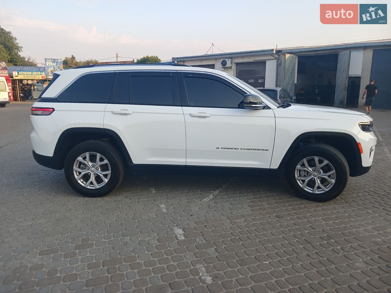 Jeep Grand Cherokee 2023 VIN 1C4RJHBGXPC619954 фото оголошення 7 з 41