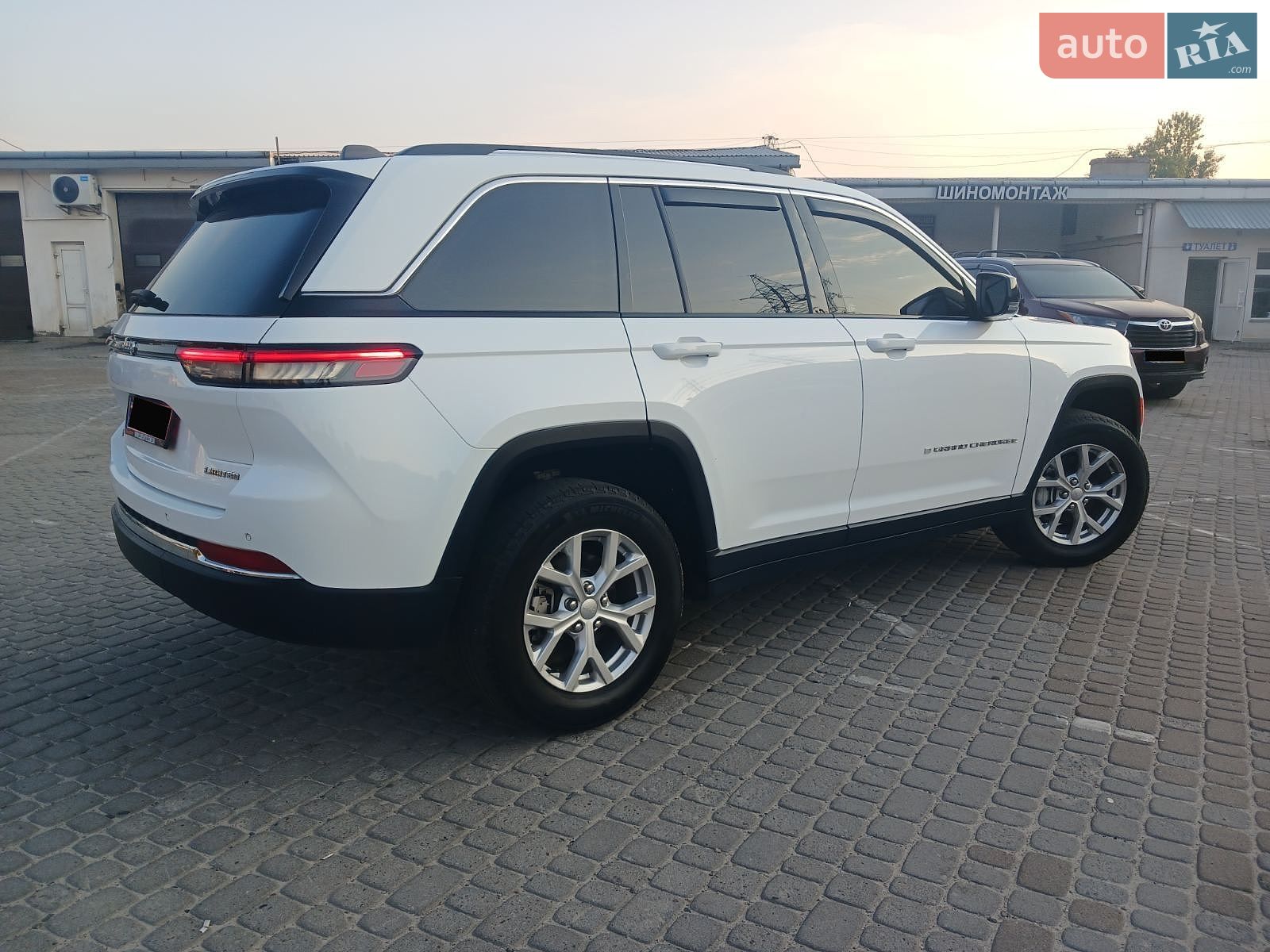 Jeep Grand Cherokee 2023 VIN 1C4RJHBGXPC619954 фото оголошення 8 з 41