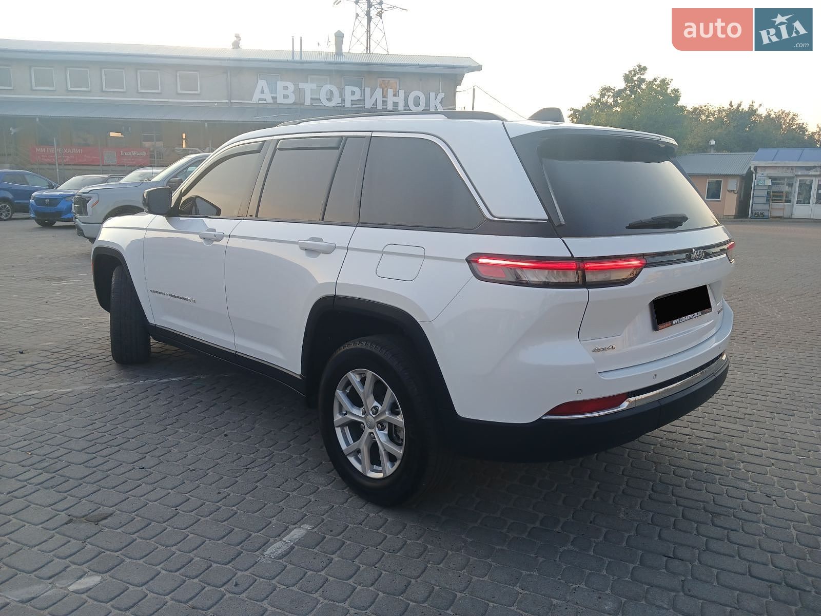 Jeep Grand Cherokee 2023 VIN 1C4RJHBGXPC619954 фото оголошення 10 з 41