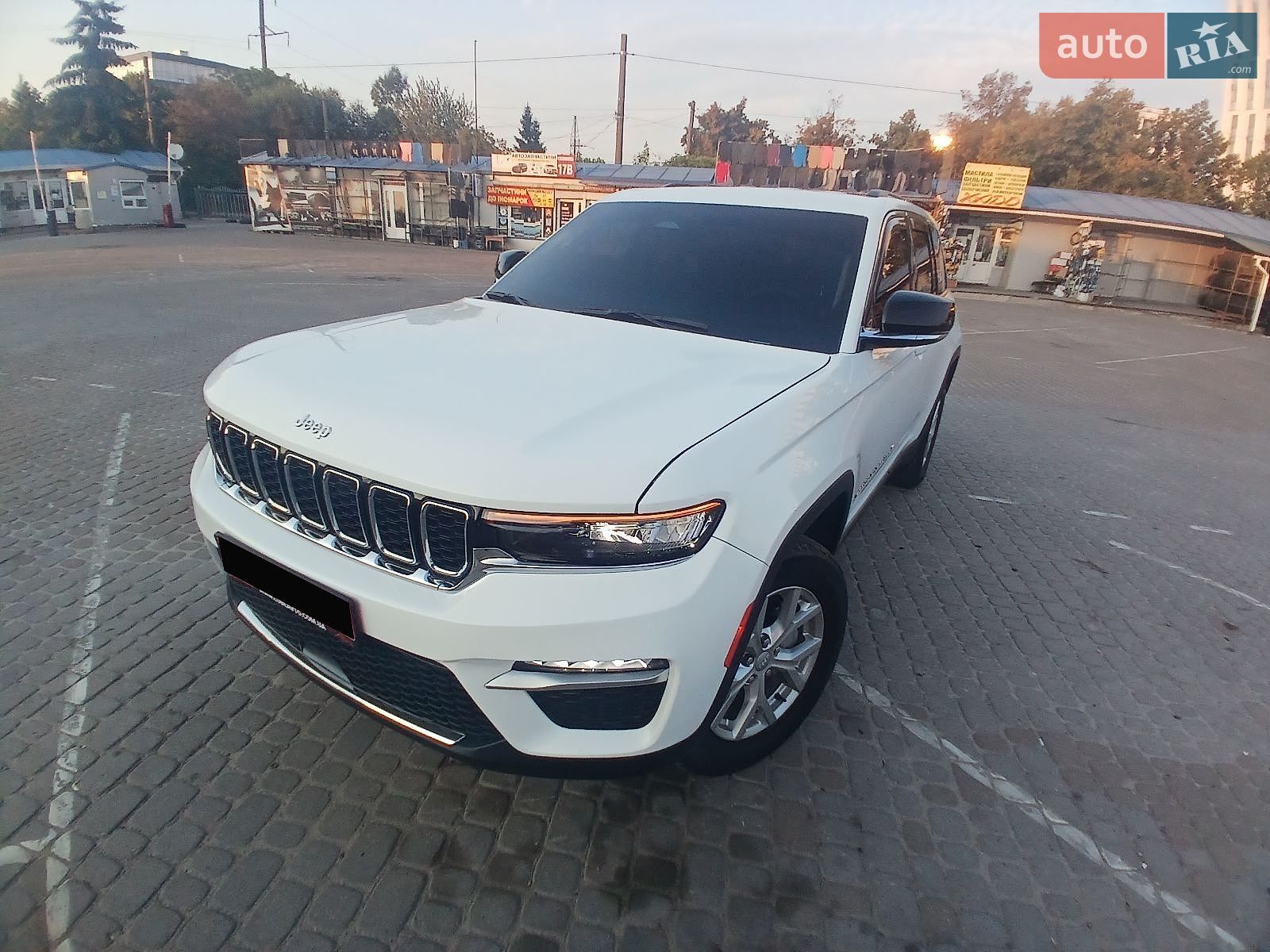 Jeep Grand Cherokee 2023 VIN 1C4RJHBGXPC619954 фото оголошення 12 з 41