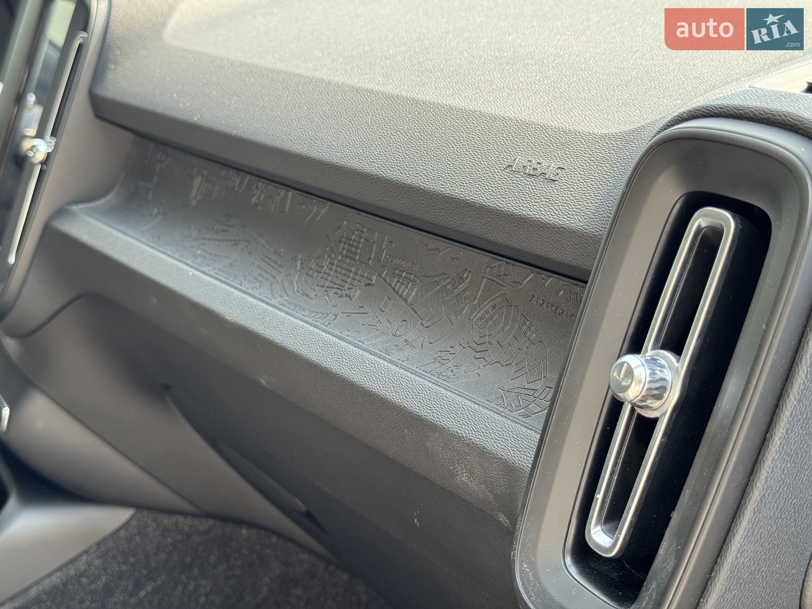 Volvo XC40 2019 VIN YV1XZ72BDK2129808 фото оголошення 17 з 24