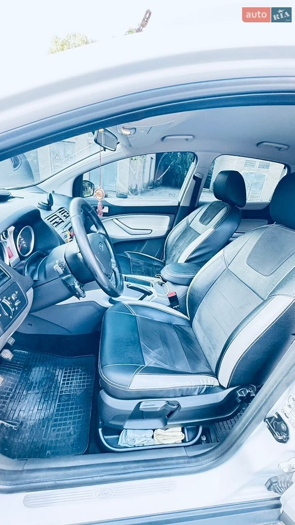 Ford Kuga 2012 VIN WF0RXXGCDRCY80404 фото оголошення 4 з 13