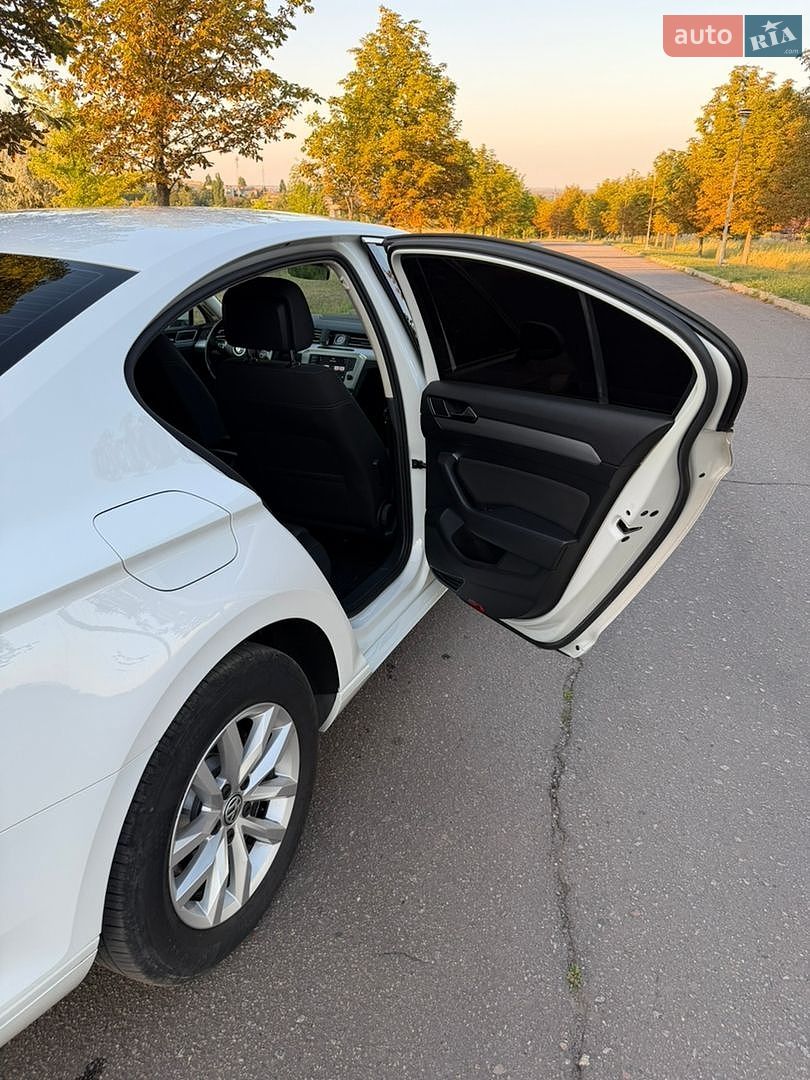 Volkswagen Passat 2017 VIN WVWZZZ3CZHE031744 фото оголошення 19 з 29