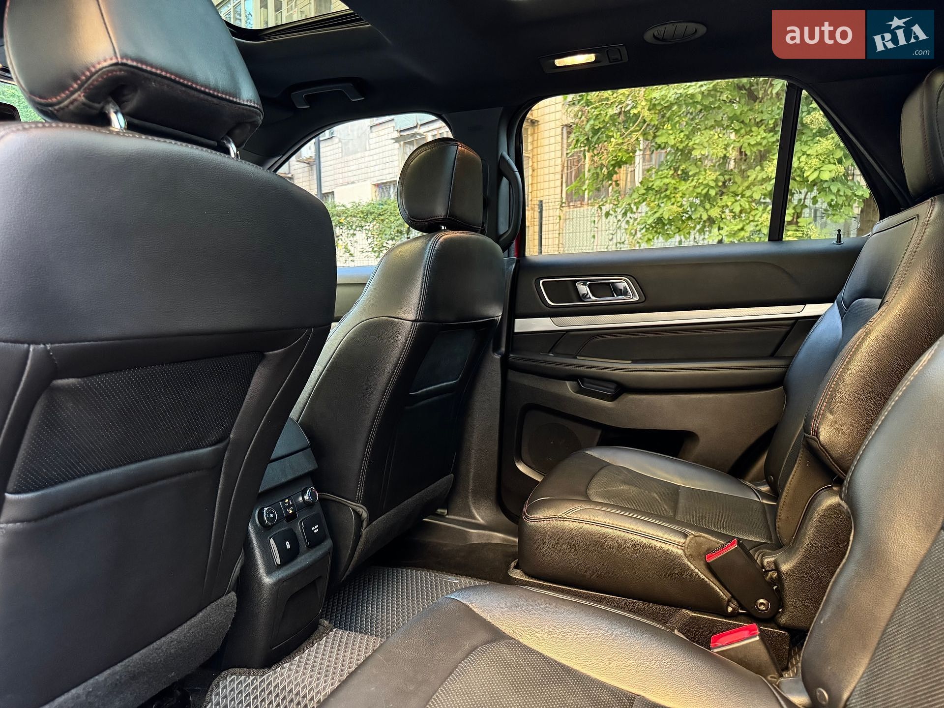 Ford Explorer 2017 VIN 1FM5K8GT1HGC19532 фото оголошення 14 з 28