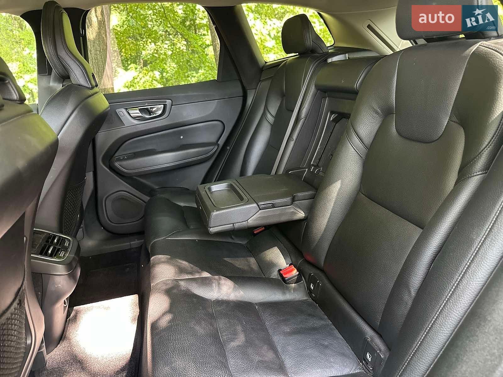 Volvo XC60 2018 VIN YV1UZ68UCK1198331 фото оголошення 12 з 19