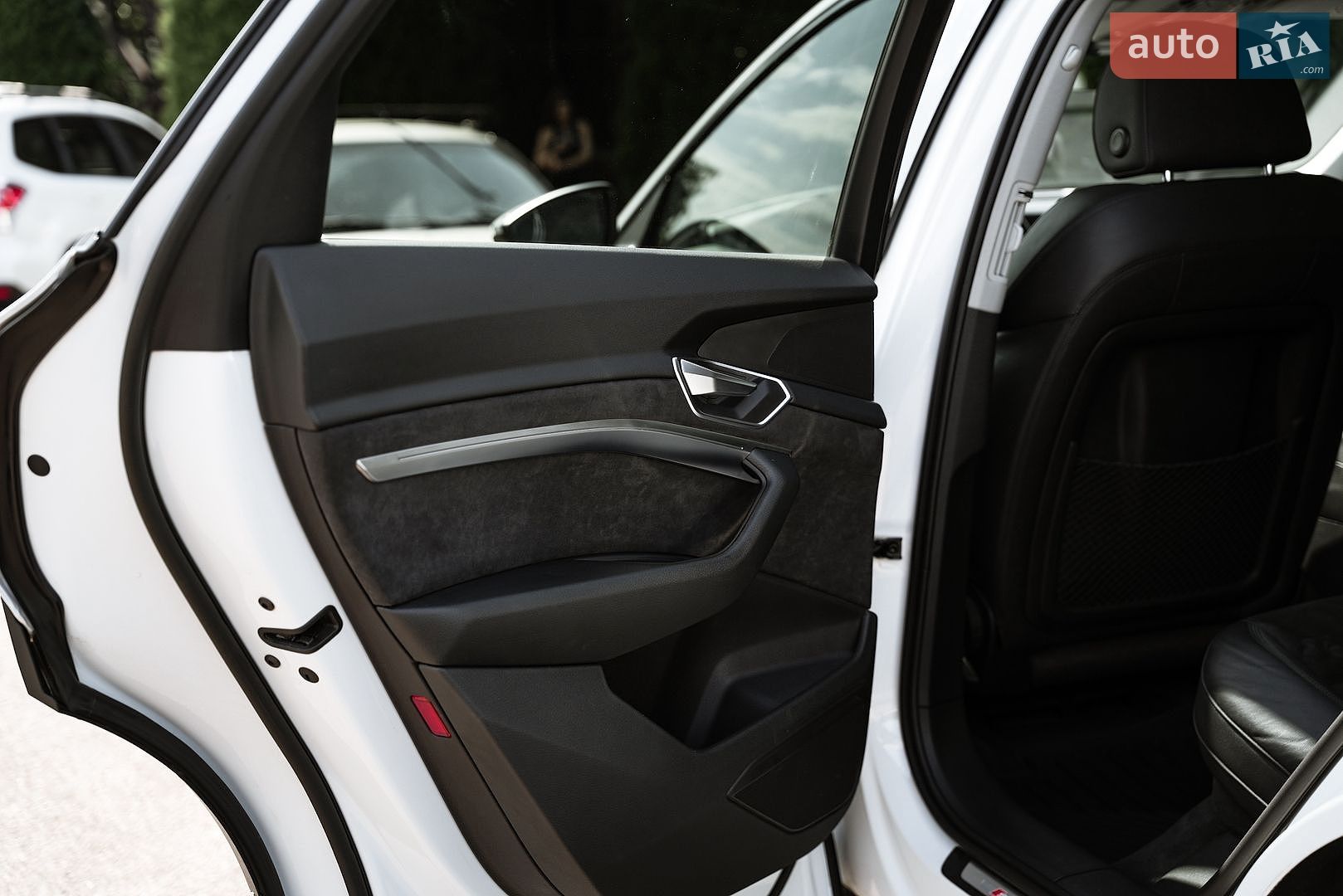 Audi e-tron 2020 VIN WAUZZZGE4LB037271 фото оголошення 19 з 99