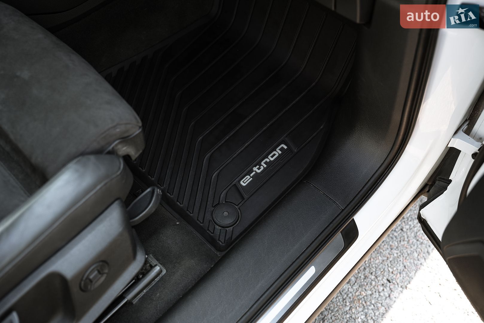 Audi e-tron 2020 VIN WAUZZZGE4LB037271 фото оголошення 38 з 99