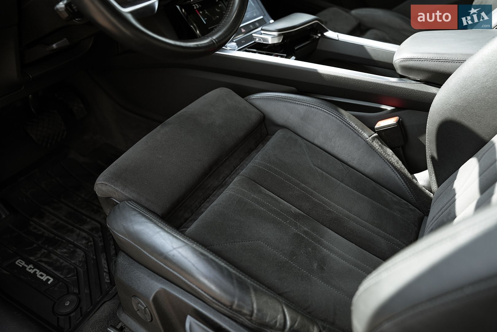 Audi e-tron 2020 VIN WAUZZZGE4LB037271 фото оголошення 34 з 99