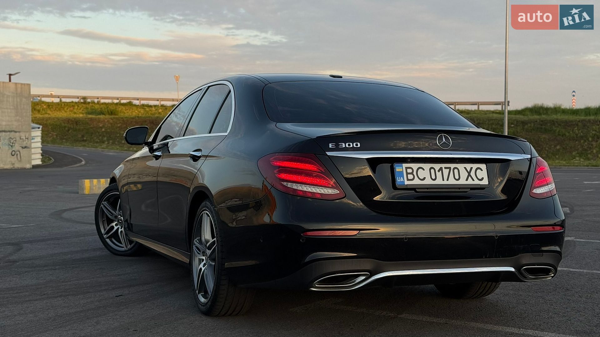 Mercedes-Benz E-Class 2019 VIN WDDZF4JB9KA630275 фото оголошення 3 з 18