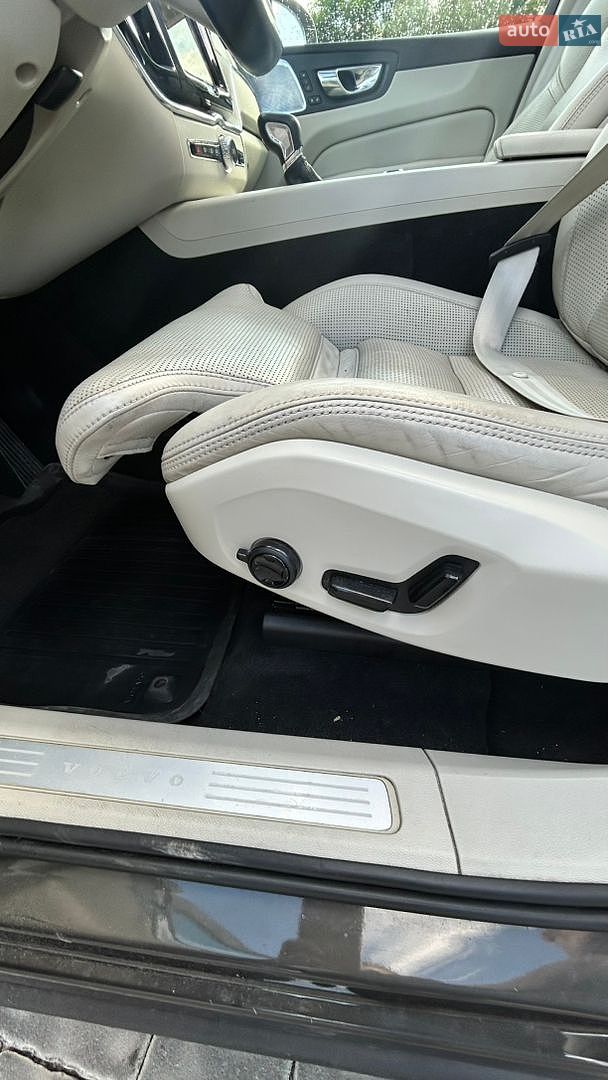 Volvo XC60 2017 VIN YV4A22RL5J1002486 фото оголошення 25 з 38