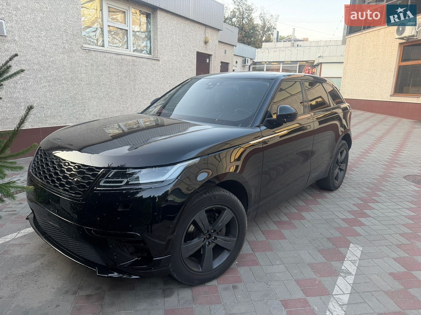 Land Rover Range Rover Velar 2018 VIN SALYB2RN9JA710574 фото оголошення 3 з 18