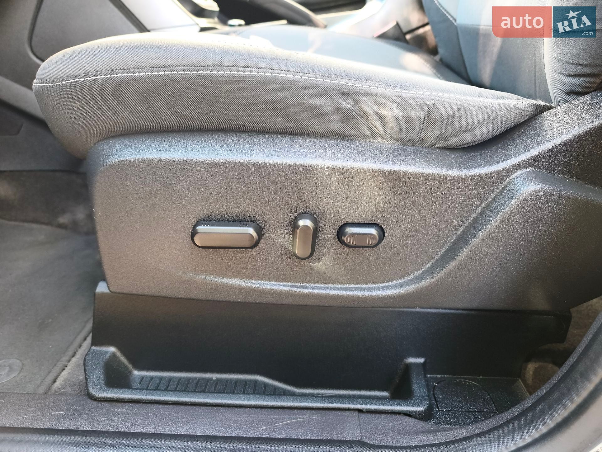 Ford C-Max 2018 VIN 1FADP5AU9JL104911 фото оголошення 22 з 33