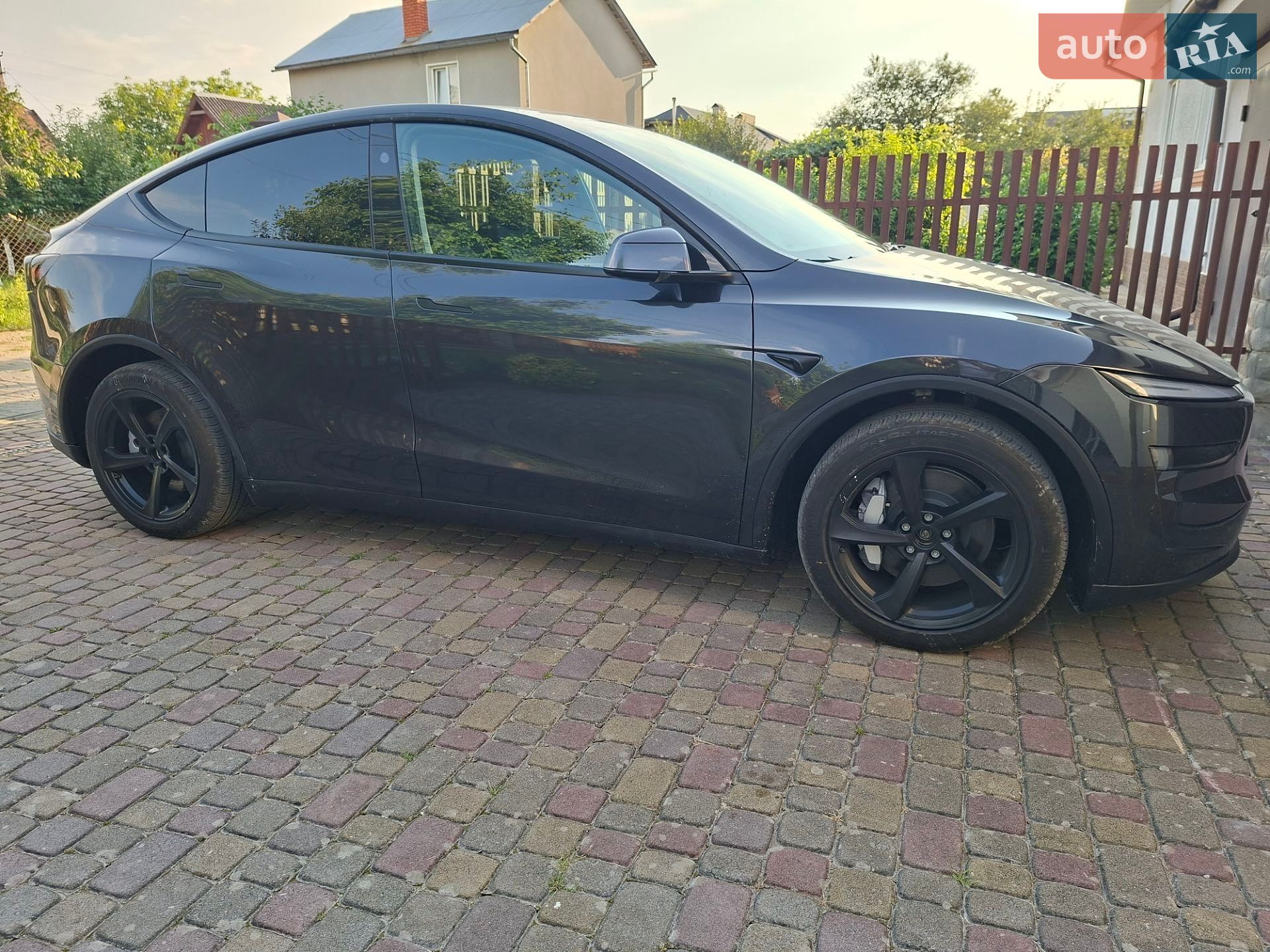 Tesla Model Y 2025 VIN 7SAYGDEE3TF446601 фото оголошення 2 з 18