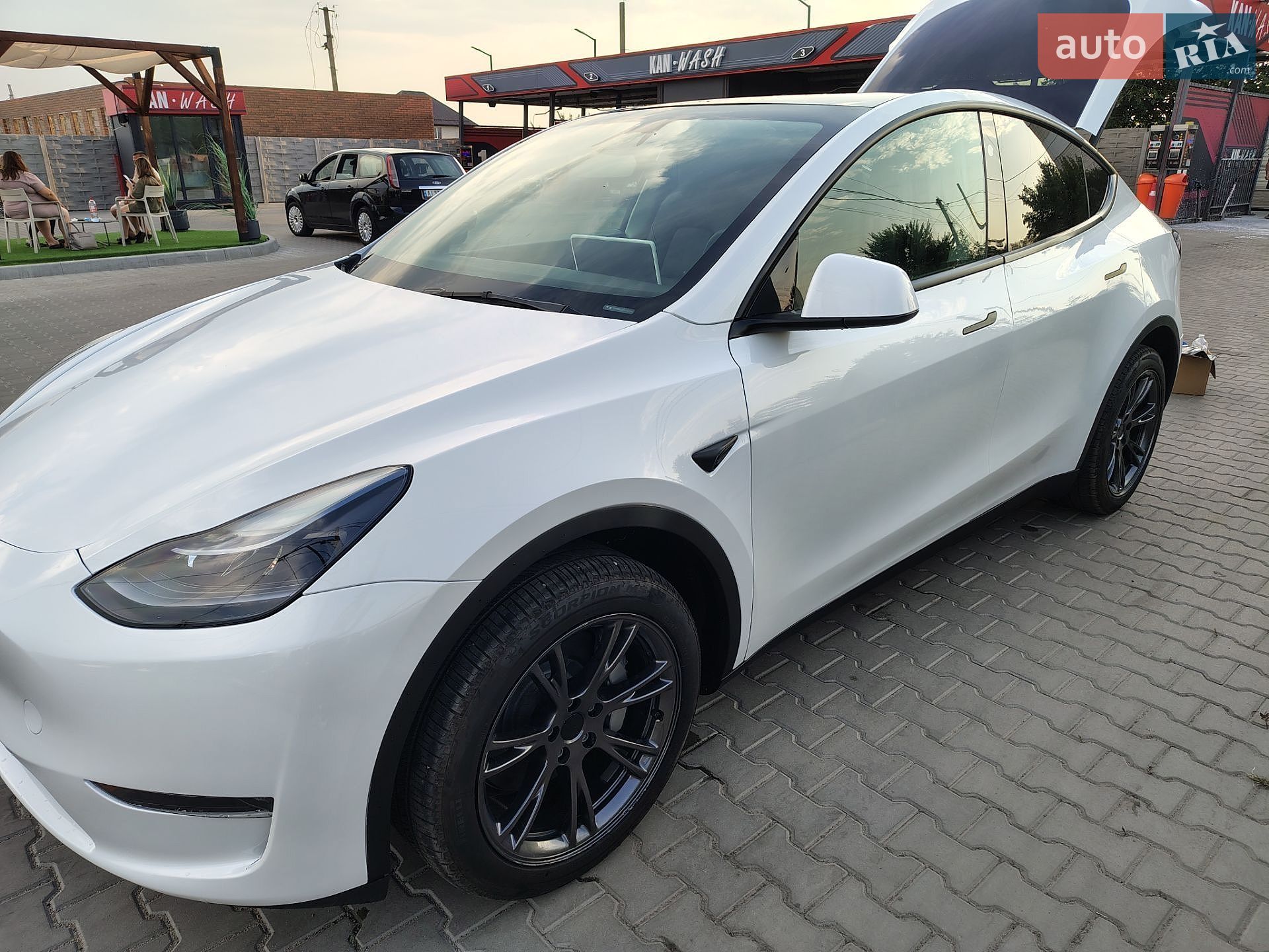 Tesla Model Y 2024 VIN 7SAYGDED9SA342374 фото оголошення 8 з 51