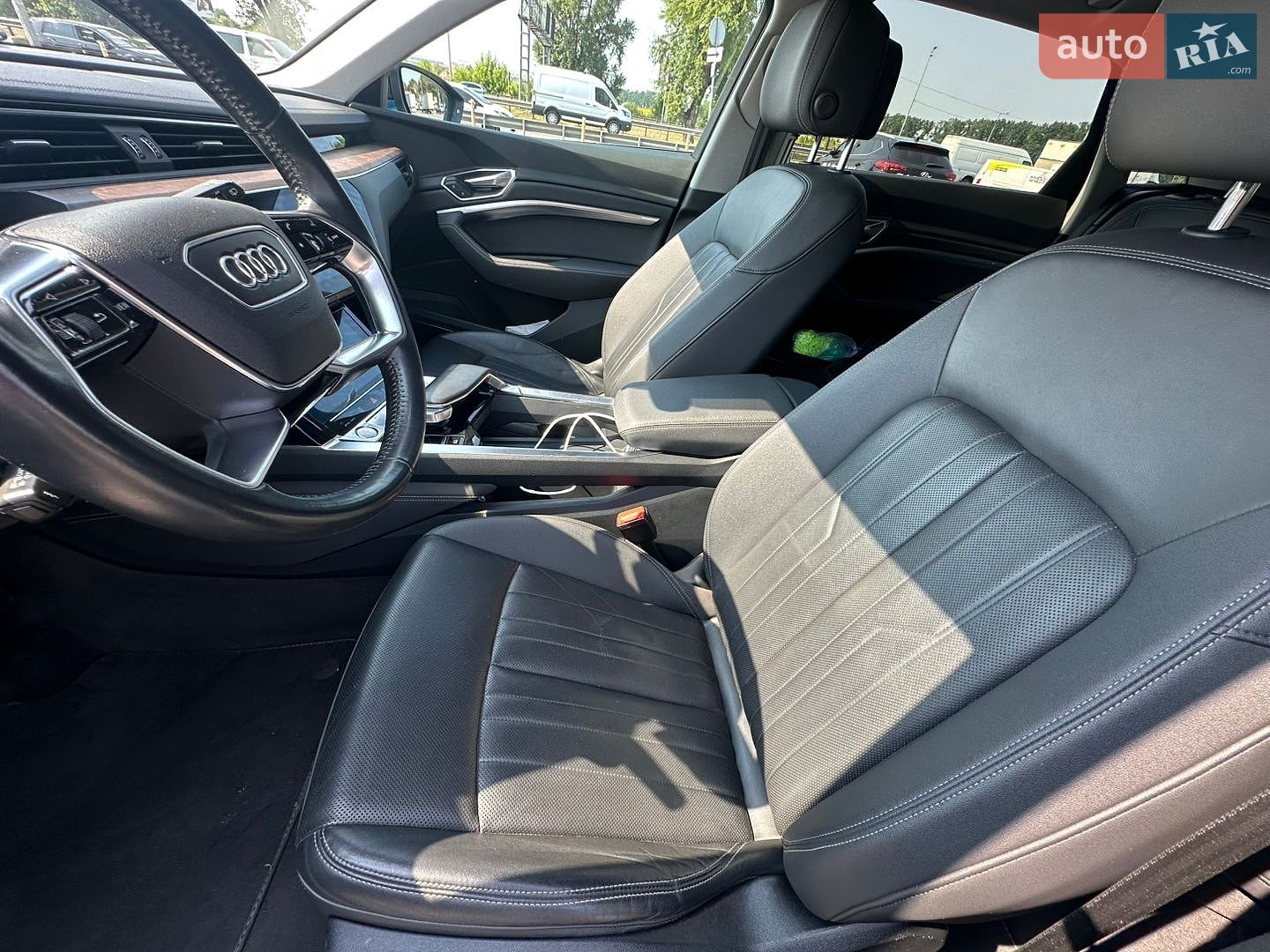 Audi e-tron 2019 VIN WA1LAAGEXKB009663 фото оголошення 11 з 18