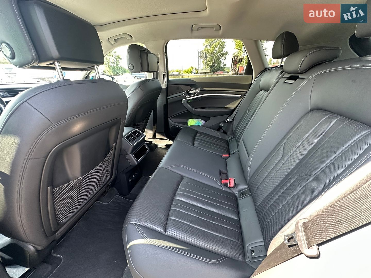 Audi e-tron 2019 VIN WA1LAAGEXKB009663 фото оголошення 15 з 18