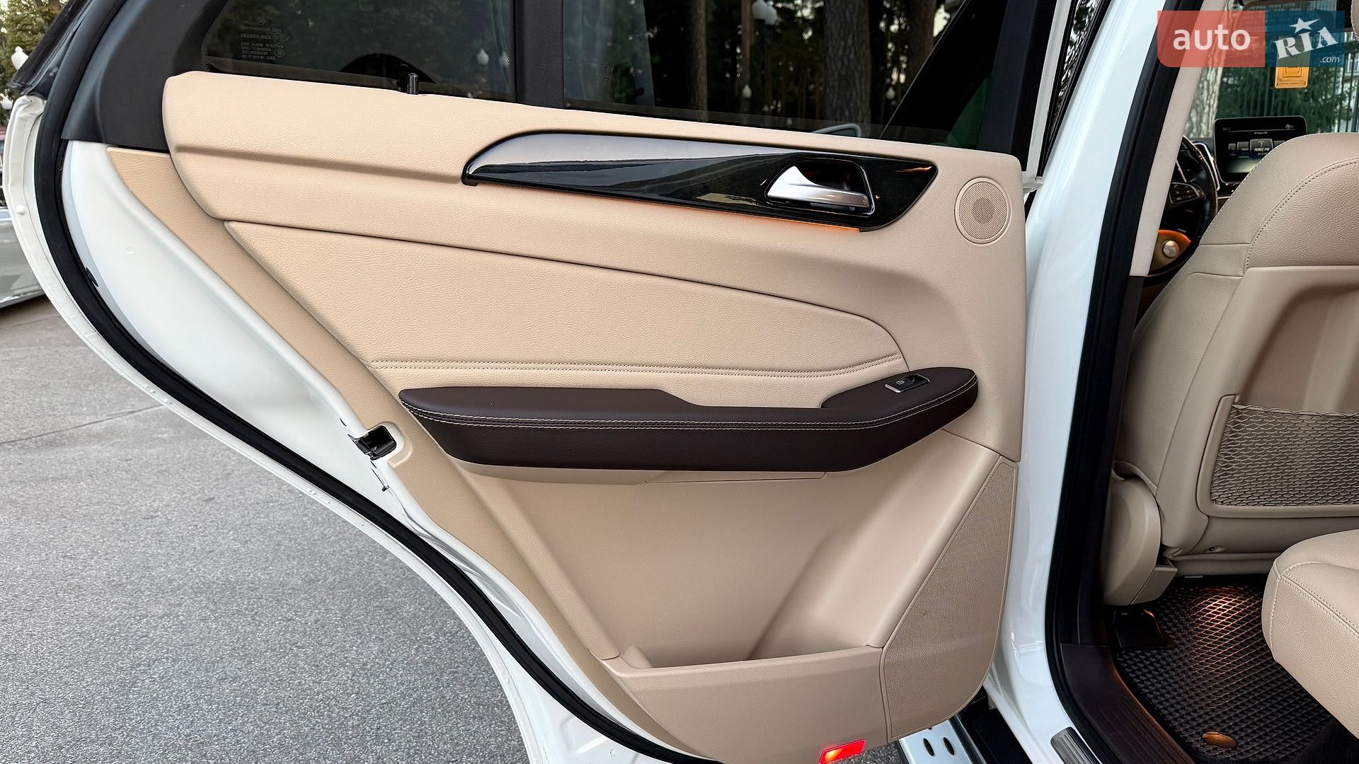 Mercedes-Benz GLE-Class 2016 VIN 4JGDA5HB1GA802624 фото оголошення 18 з 40