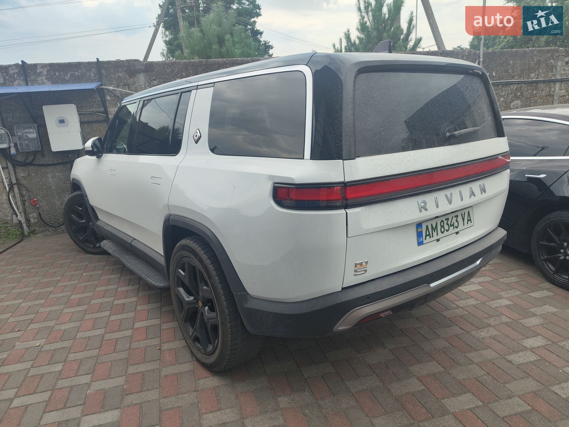 Rivian R1S 2023 VIN 7PDSGABA3PN013444 фото оголошення 3 з 9