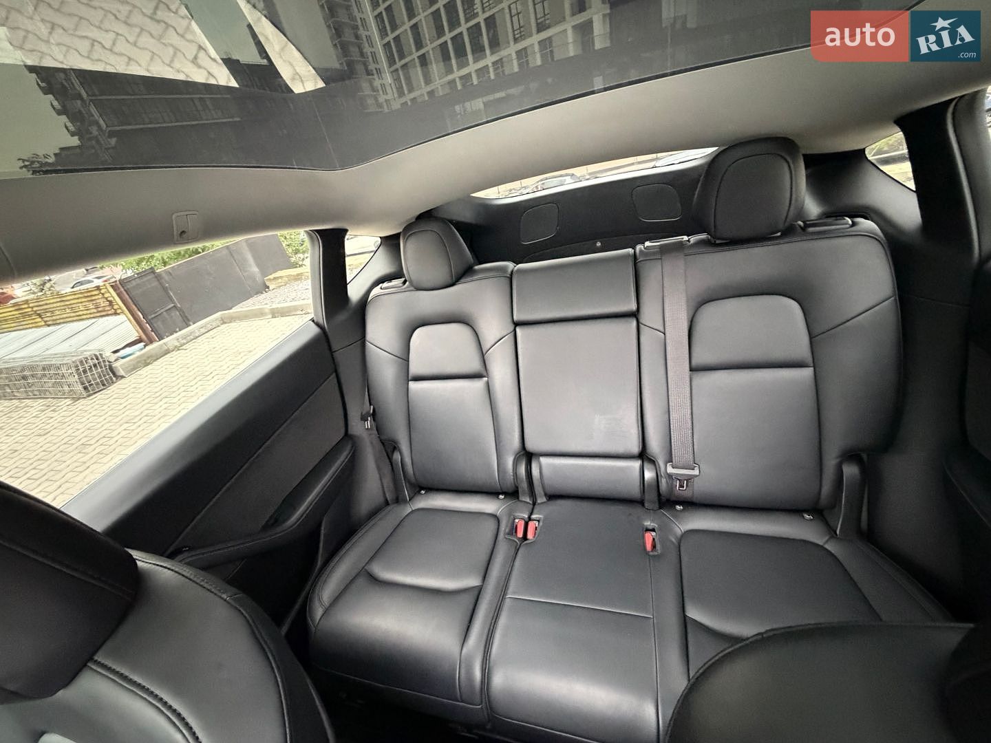 Tesla Model Y 2021 VIN 5YJYGAEE0MF190687 фото оголошення 17 з 24