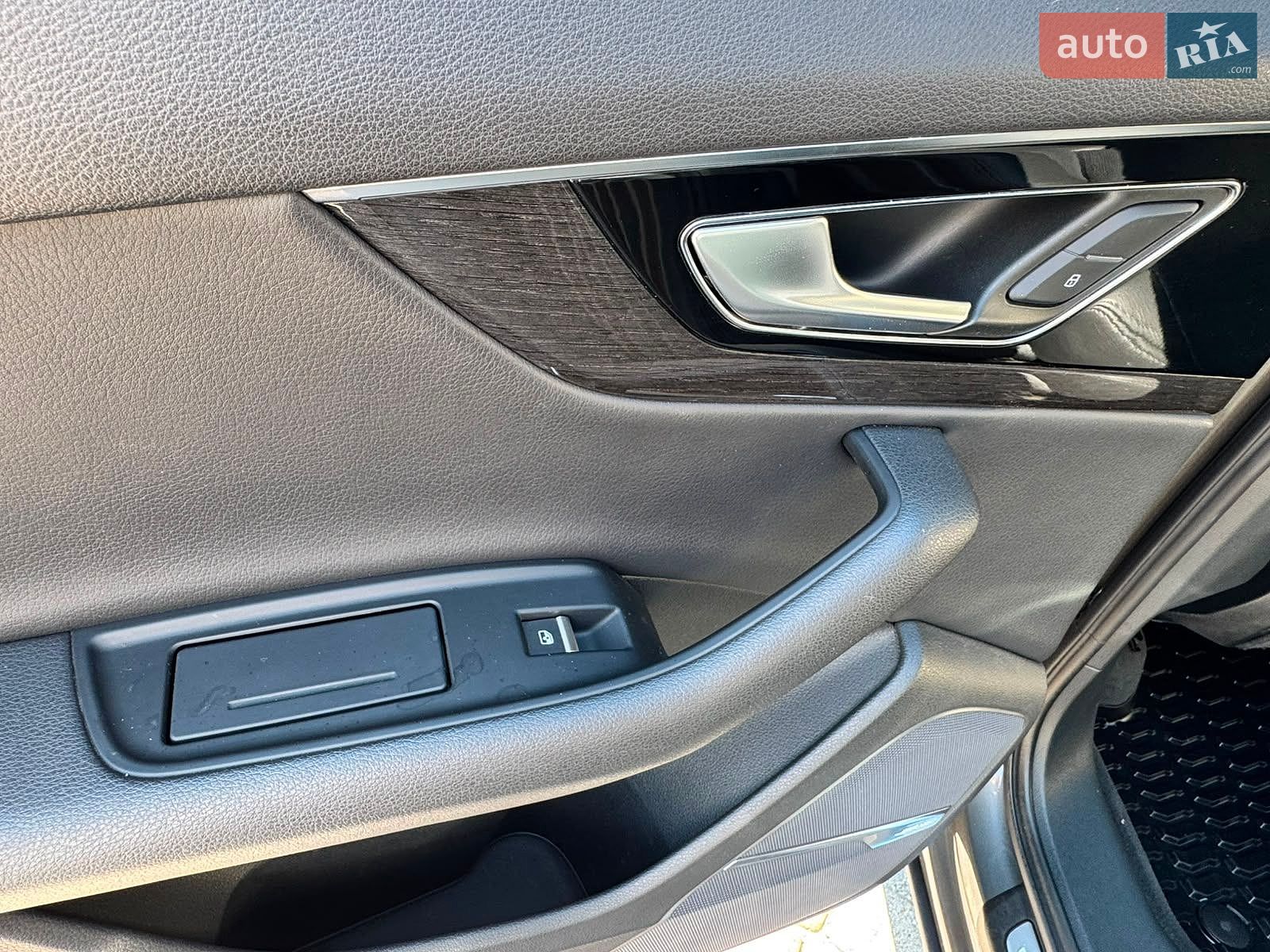 Audi Q7 2018 VIN WA1LAAF71JD034411 фото оголошення 7 з 9